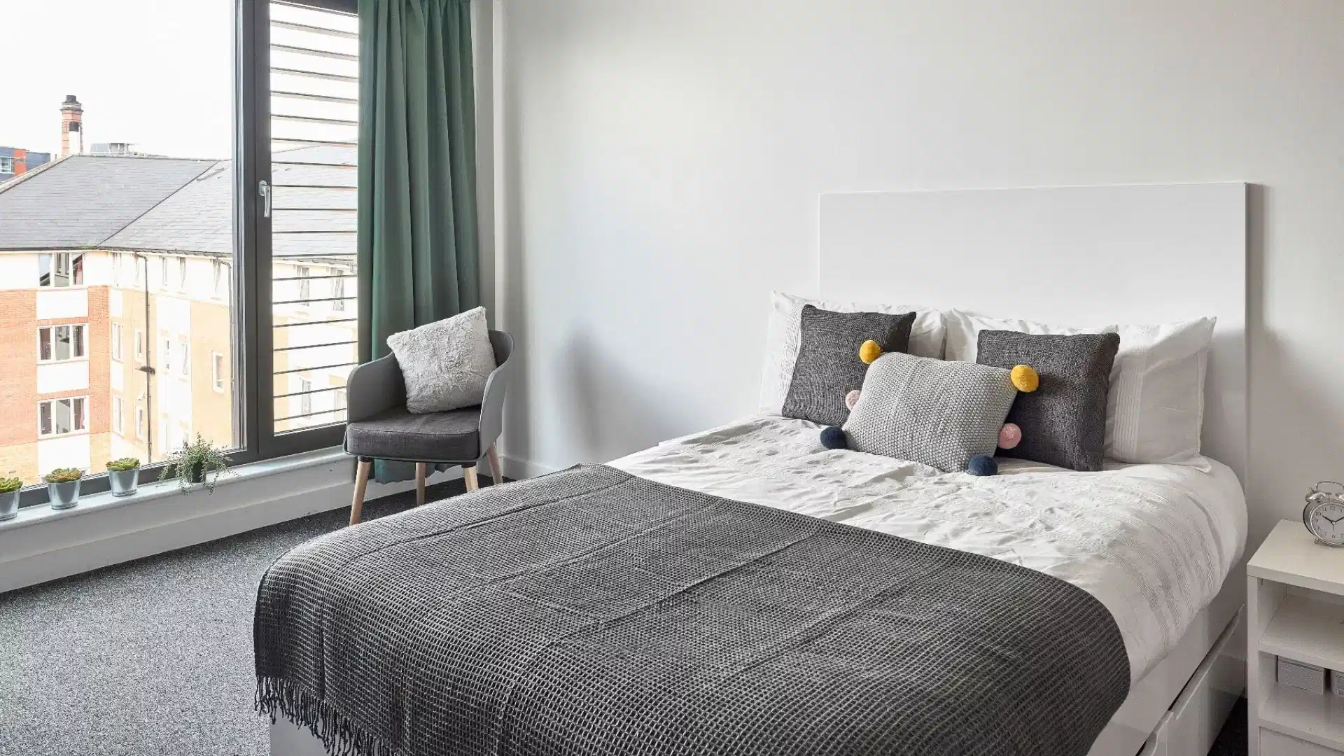 Bedroom?w=400&h=260&fit=crop&q=40&auto=format&trim=auto