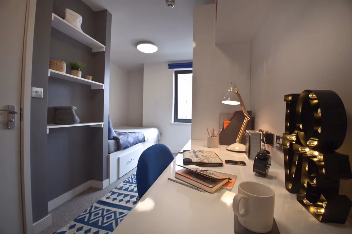 Alwyn Court, Cardiff - Cardiff, Wales, United Kingdom - Classic 3-4 Bed Apartment - Bedroom