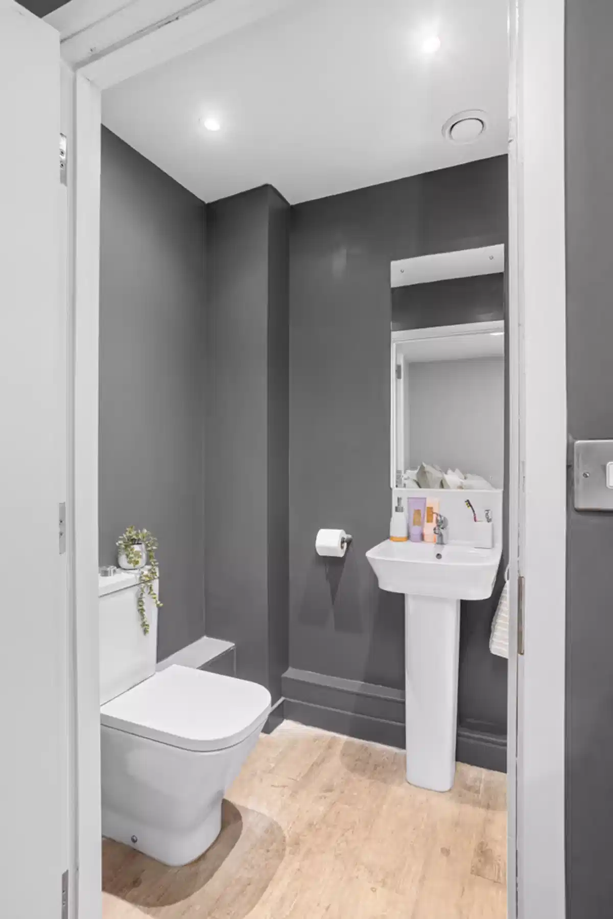 Classic 3-4 Bed Apartment - Bedroom?w=400&h=260&fit=crop&q=40&auto=format&trim=auto