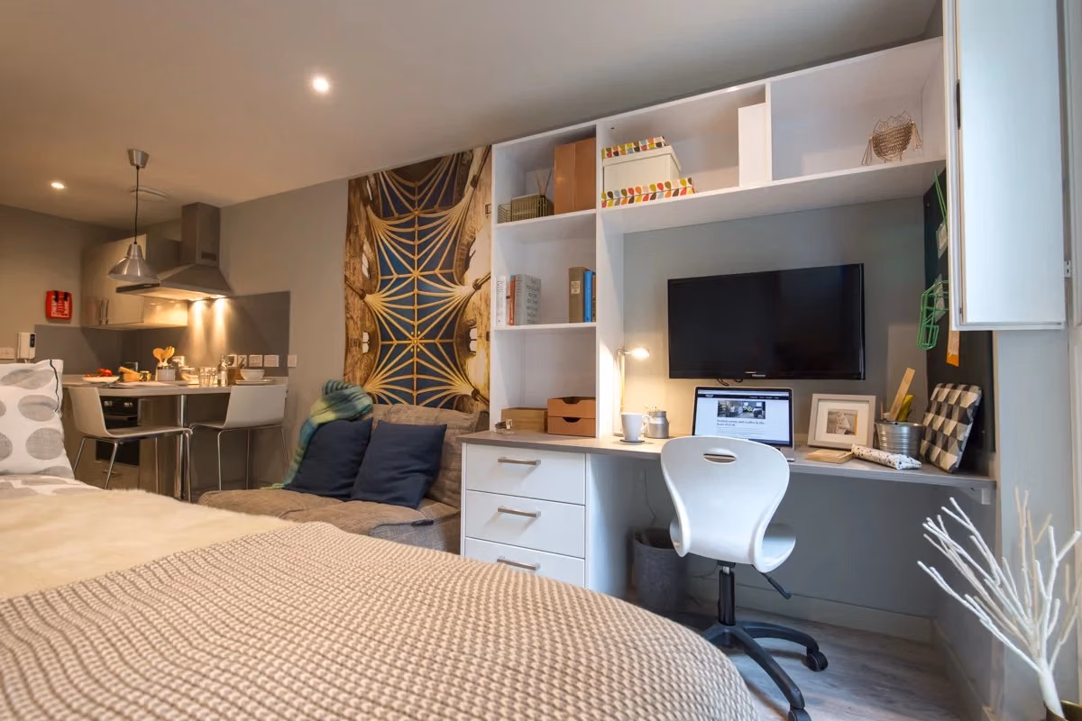 Bedroom?w=400&h=260&fit=crop&q=40&auto=format&trim=auto