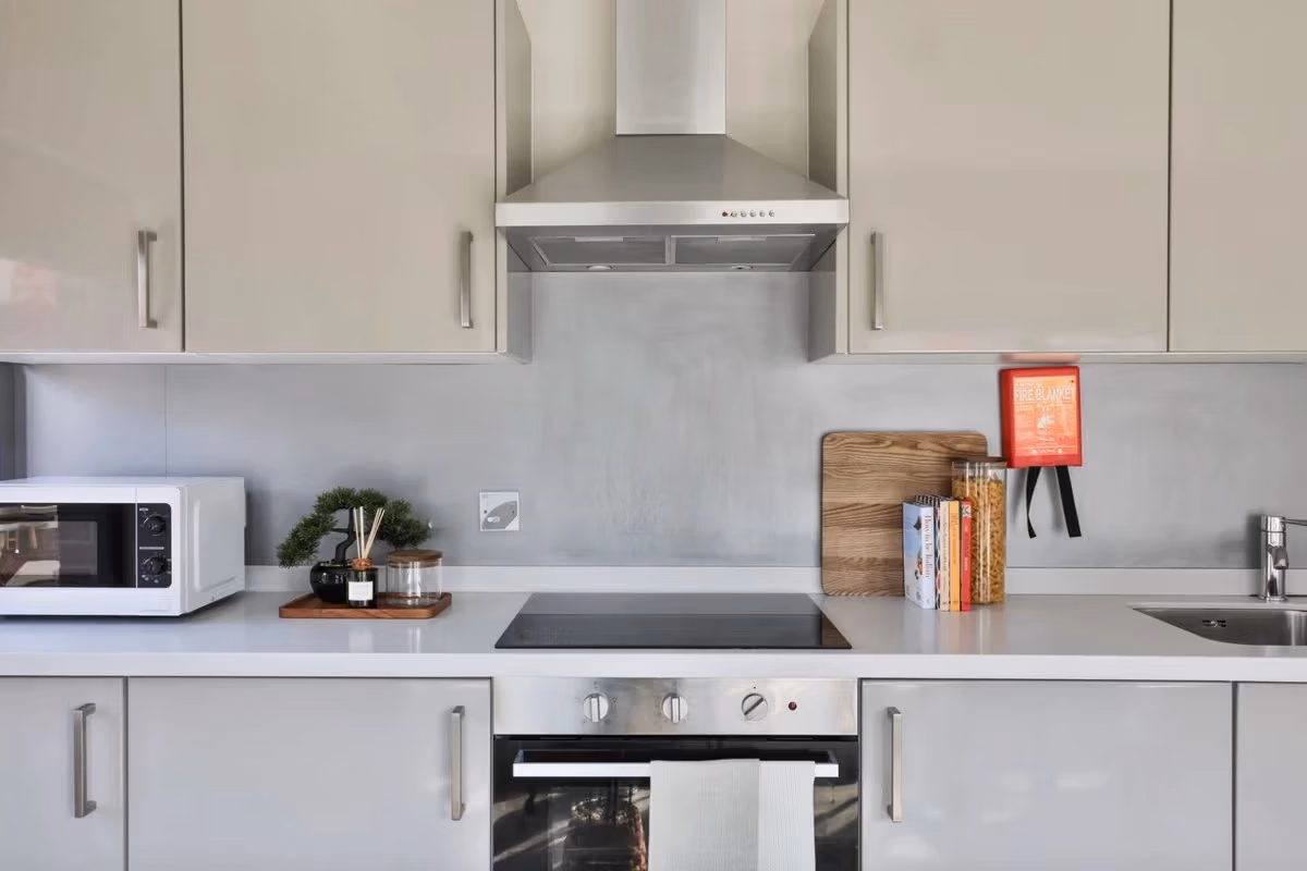 Common Area?w=400&h=260&fit=crop&q=40&auto=format&trim=auto