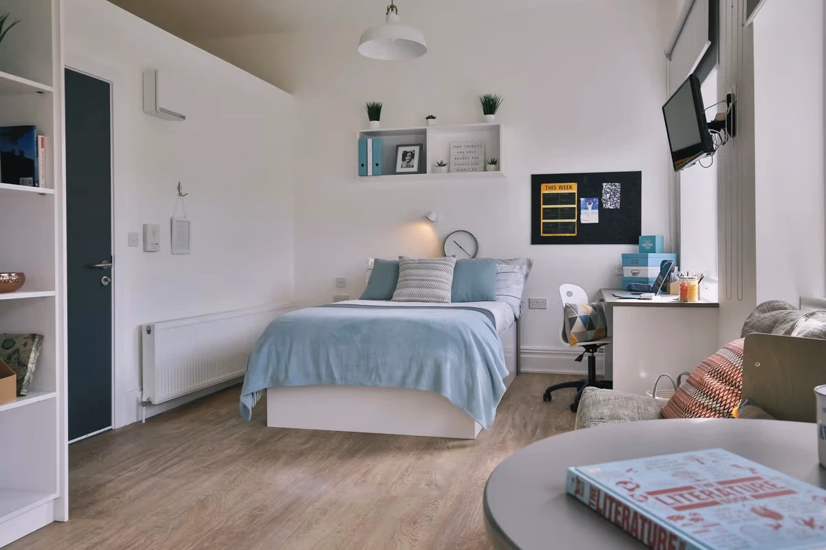 Bedroom?w=400&h=260&fit=crop&q=40&auto=format&trim=auto