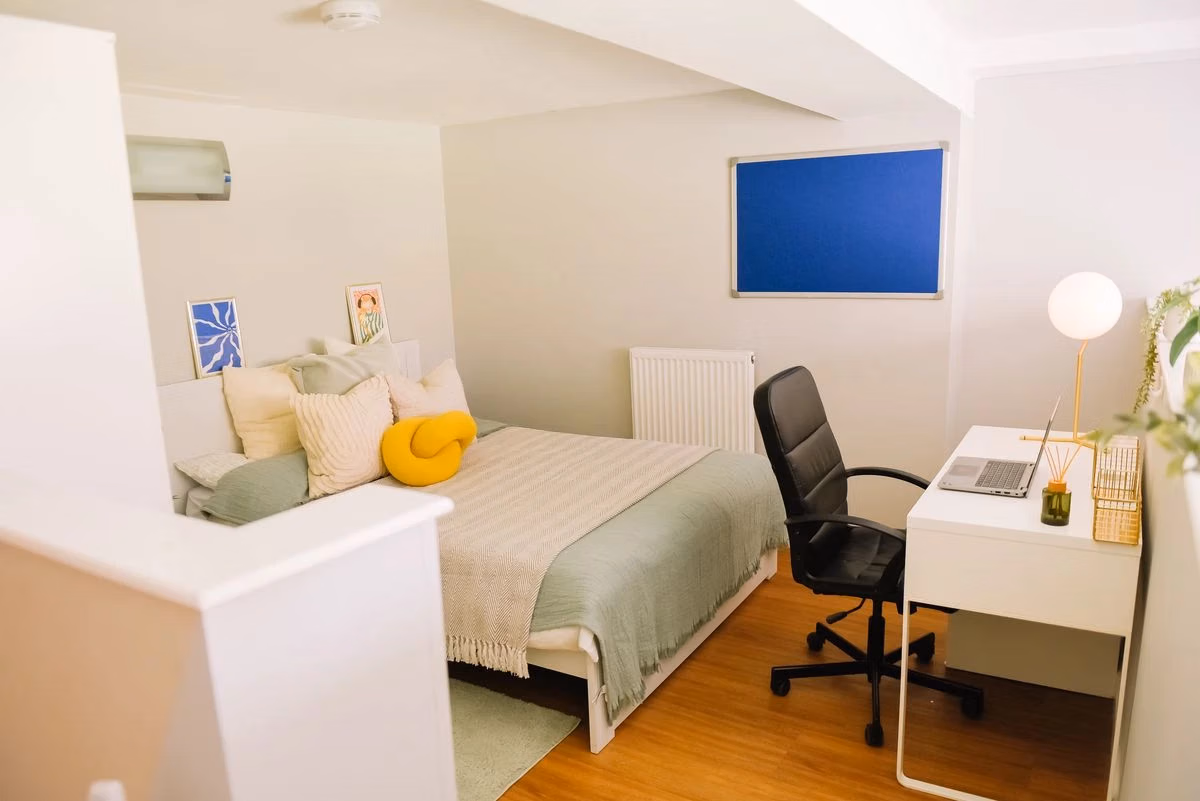 Common Area?w=400&h=260&fit=crop&q=40&auto=format&trim=auto