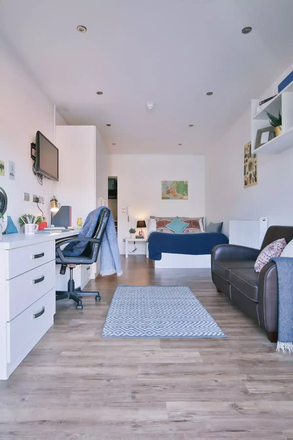 Classic Studio - Bathroom?w=400&h=260&fit=crop&q=40&auto=format&trim=auto