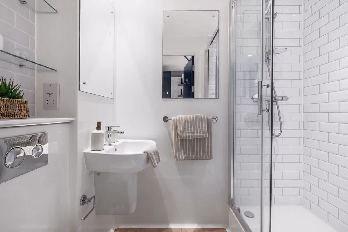 Common Area?w=400&h=260&fit=crop&q=40&auto=format&trim=auto