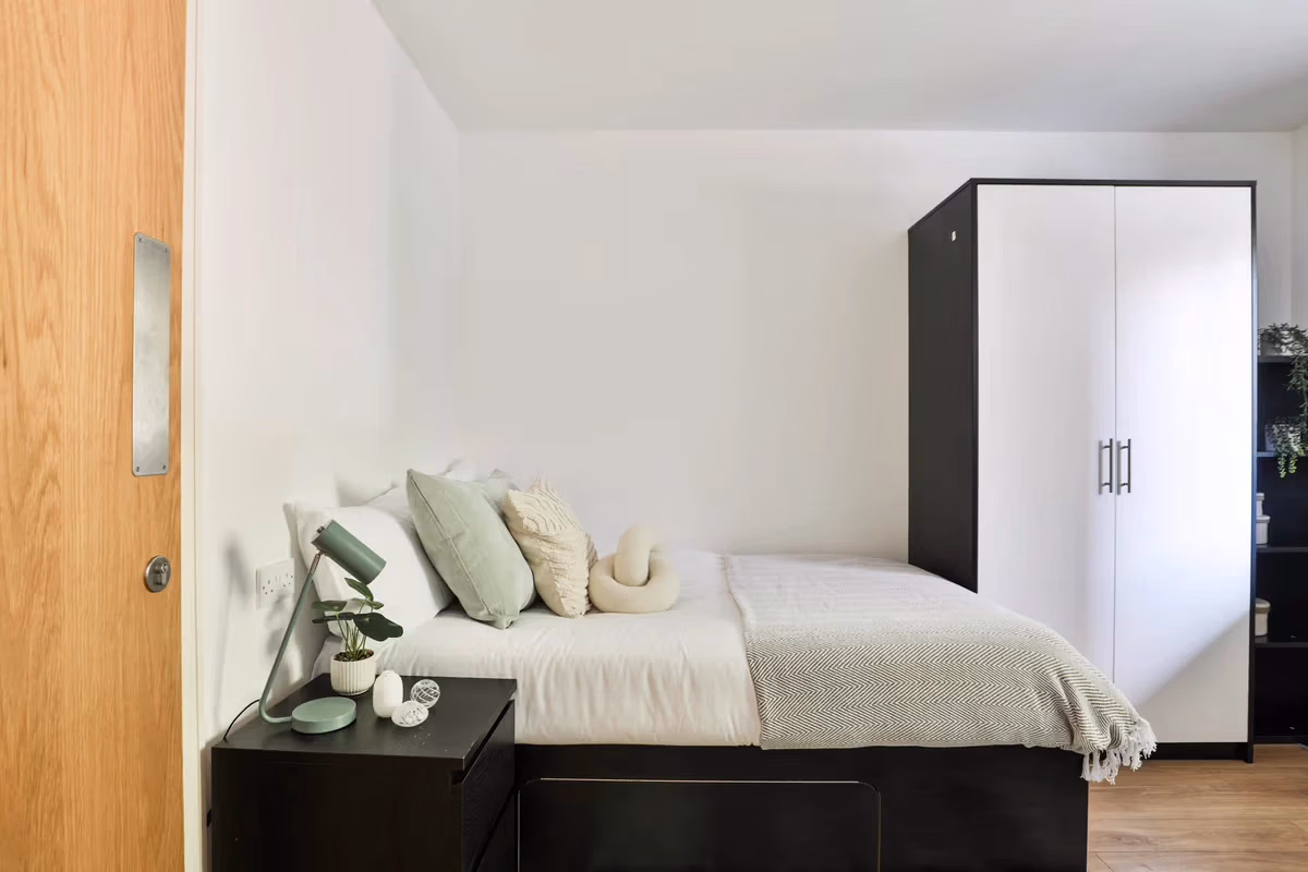 Hayward House, Liverpool - Liverpool, England, United Kingdom - Classic 3 Bed Apartment - Bedroom