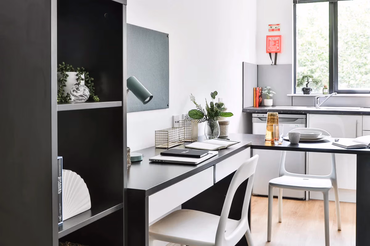 Classic 3 Bed Apartment - Bedroom?w=400&h=260&fit=crop&q=40&auto=format&trim=auto