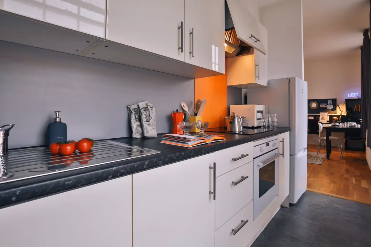 Common Area?w=400&h=260&fit=crop&q=40&auto=format&trim=auto