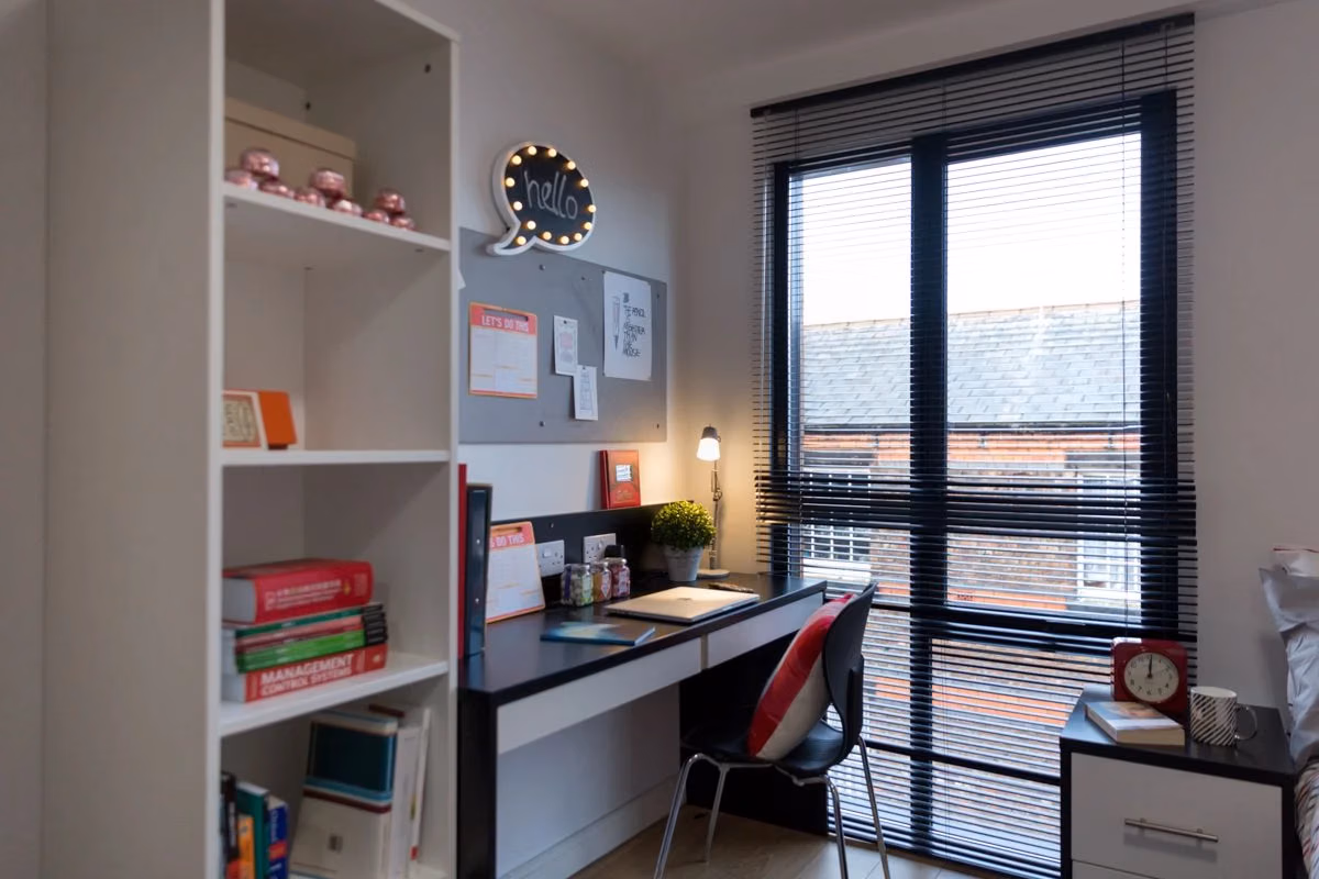 Amenities?w=400&h=260&fit=crop&q=40&auto=format&trim=auto