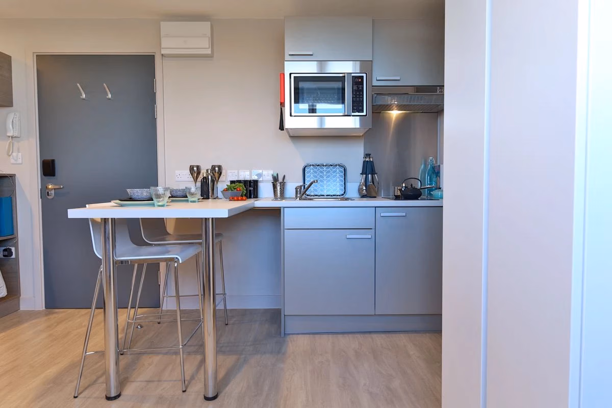 Common Area?w=400&h=260&fit=crop&q=40&auto=format&trim=auto