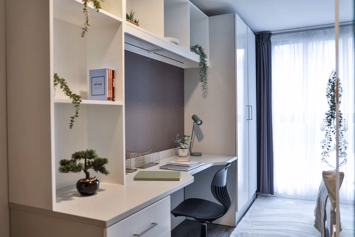 Common Area?w=400&h=260&fit=crop&q=40&auto=format&trim=auto