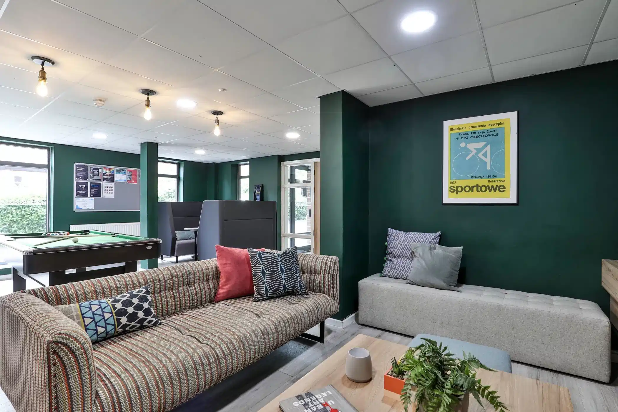 Common Area?w=400&h=260&fit=crop&q=40&auto=format&trim=auto