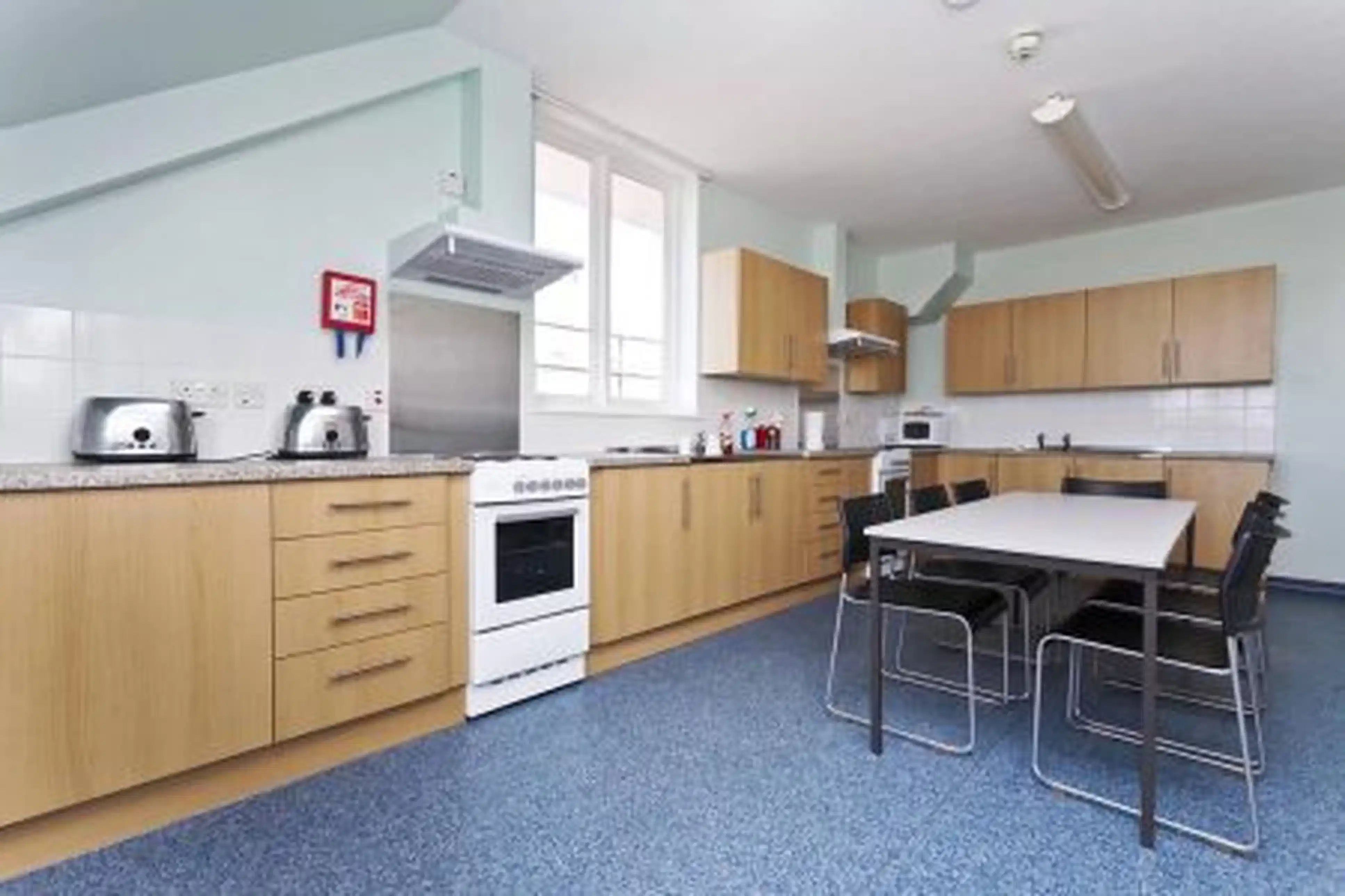 Exterior?w=400&h=260&fit=crop&q=40&auto=format&trim=auto