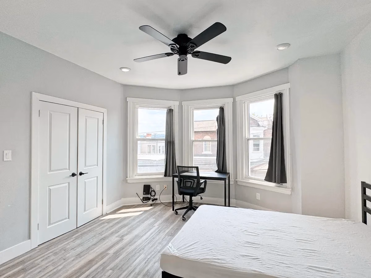 Bedroom?w=400&h=260&fit=crop&q=40&auto=format&trim=auto