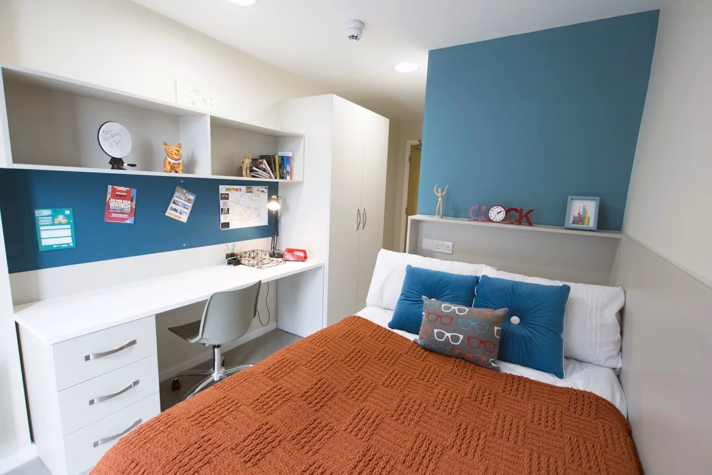 Amenities?w=400&h=260&fit=crop&q=40&auto=format&trim=auto