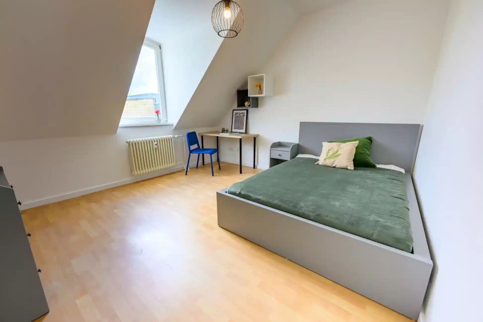 Room In 4 Bed 1 Bath - Room?w=400&h=260&fit=crop&q=40&auto=format&trim=auto
