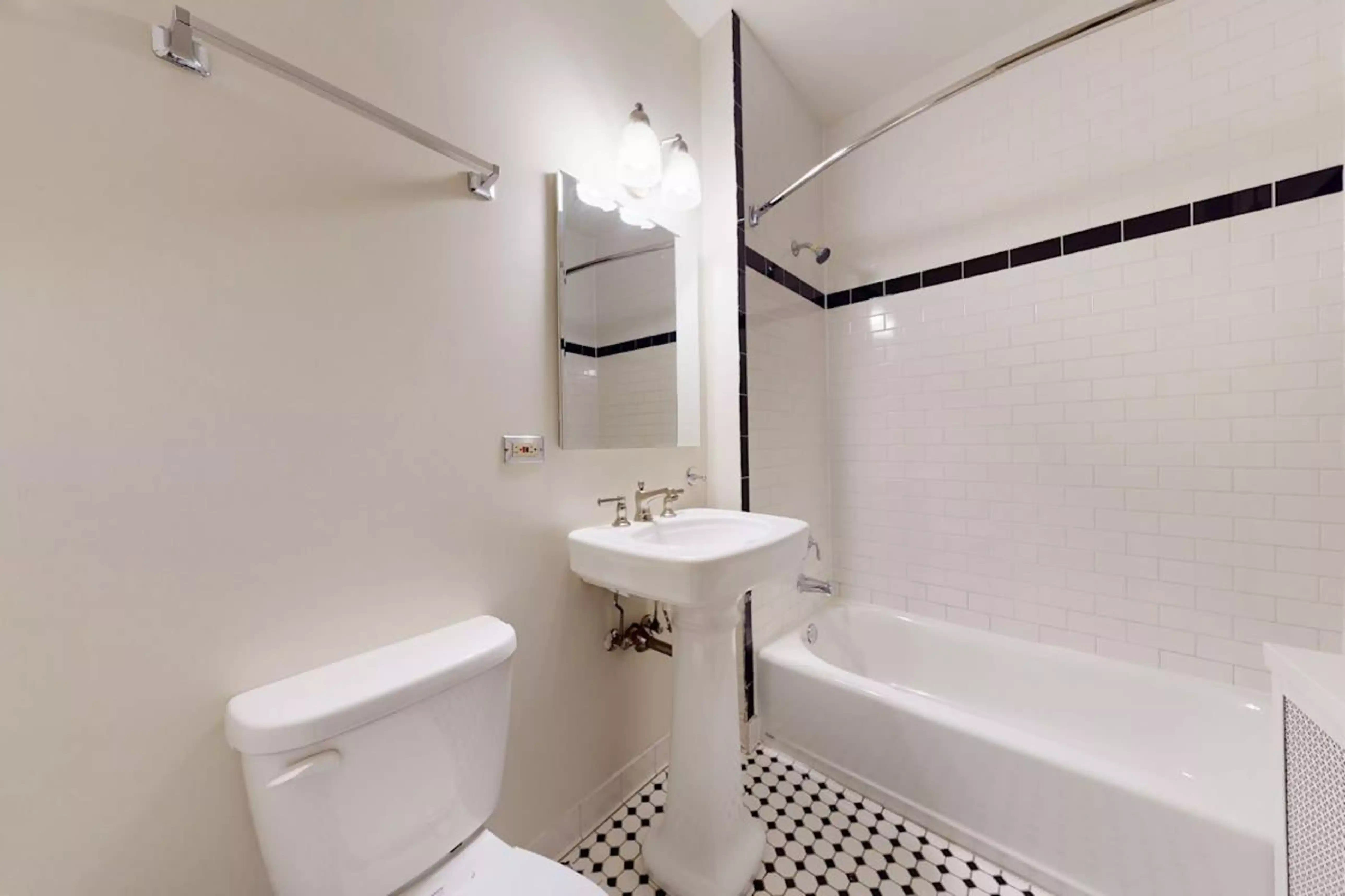 1413-15 E. 57th St, Chicago - Chicago, Illinois, United States - Bathroom