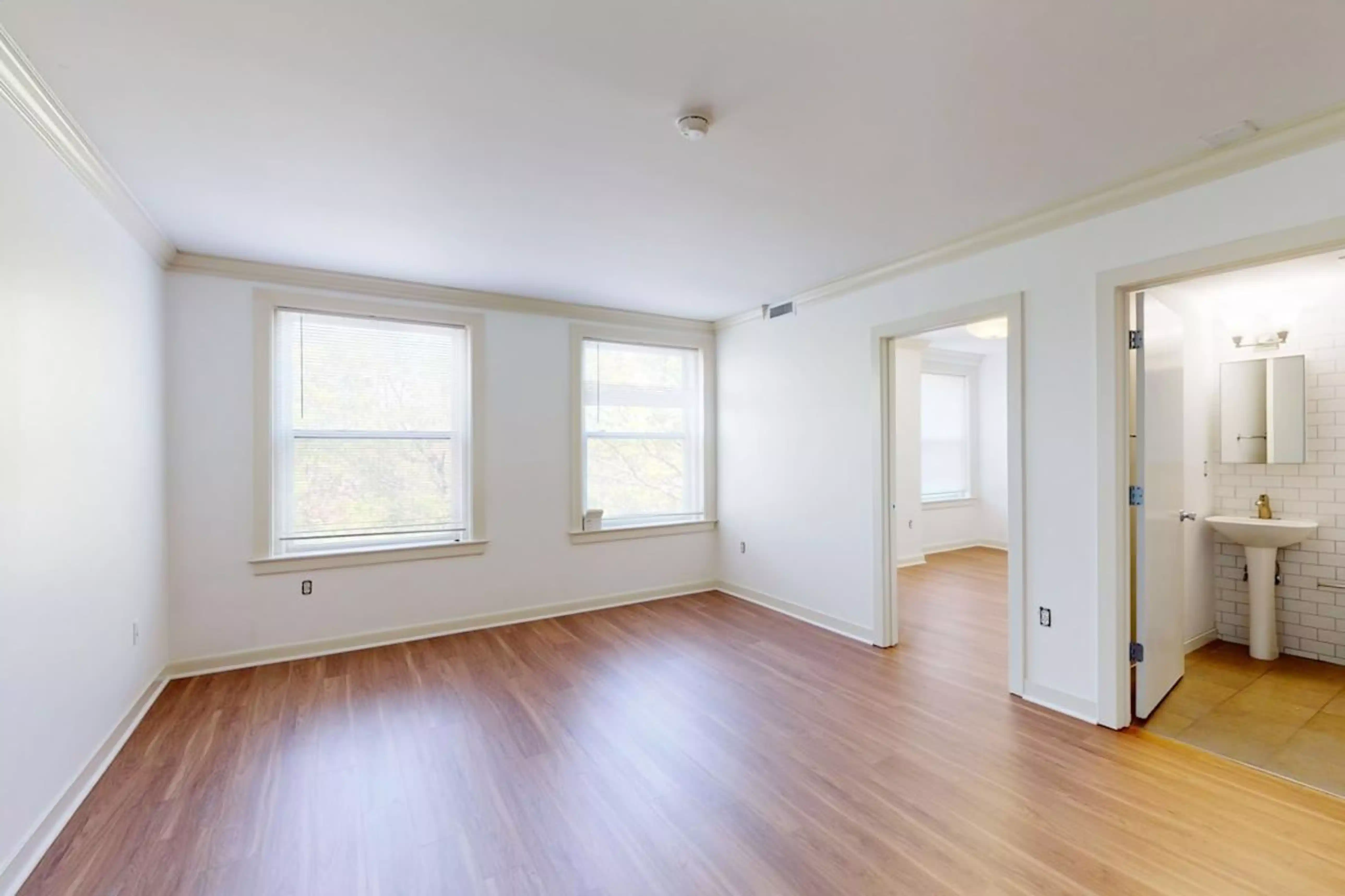 Common Area?w=400&h=260&fit=crop&q=40&auto=format&trim=auto