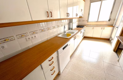 Kitchen?w=400&h=260&fit=crop&q=40&auto=format&trim=auto