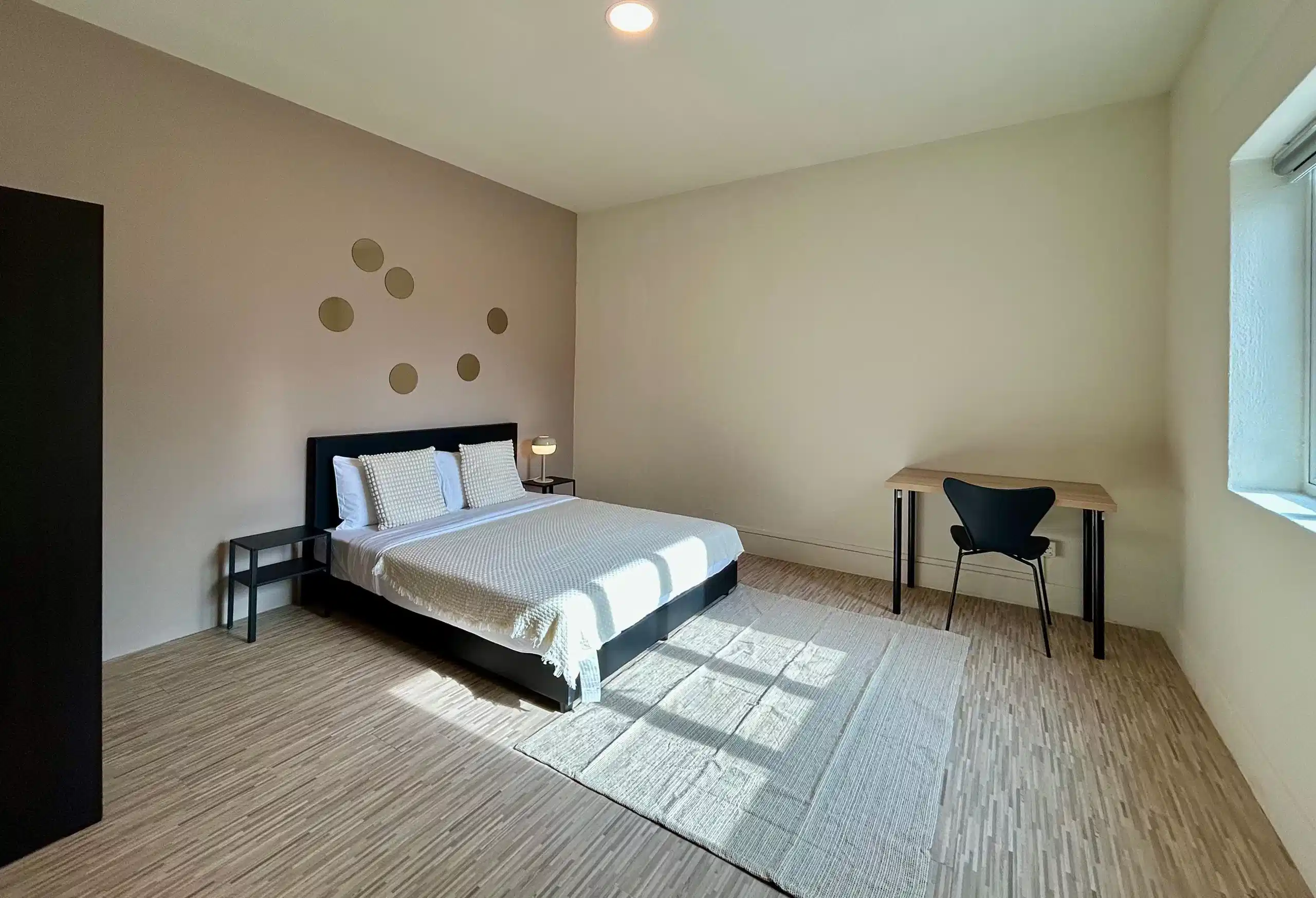 Common Area?w=400&h=260&fit=crop&q=40&auto=format&trim=auto