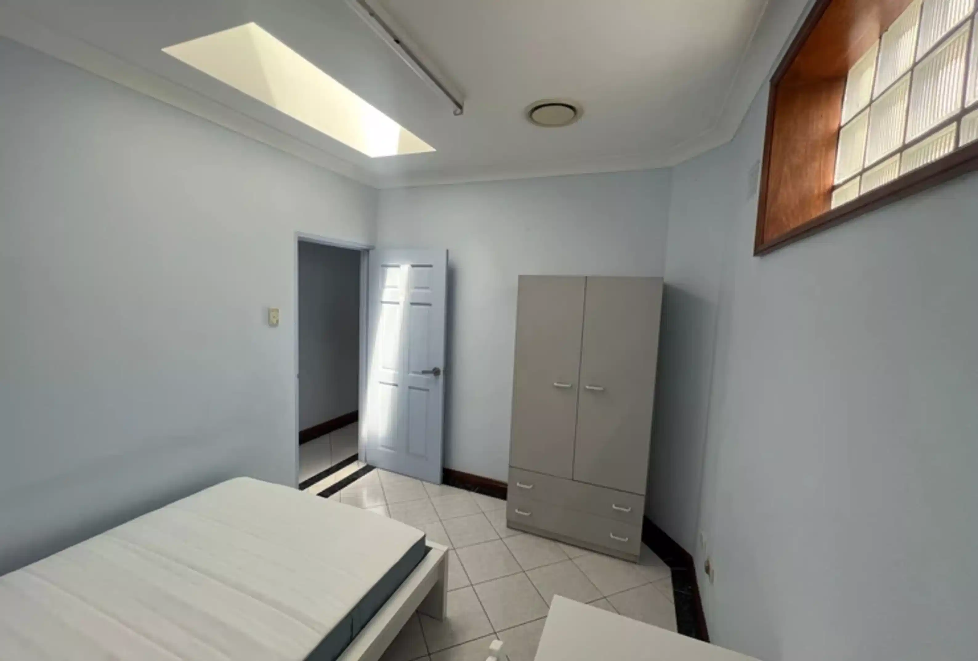 Bathroom?w=400&h=260&fit=crop&q=40&auto=format&trim=auto