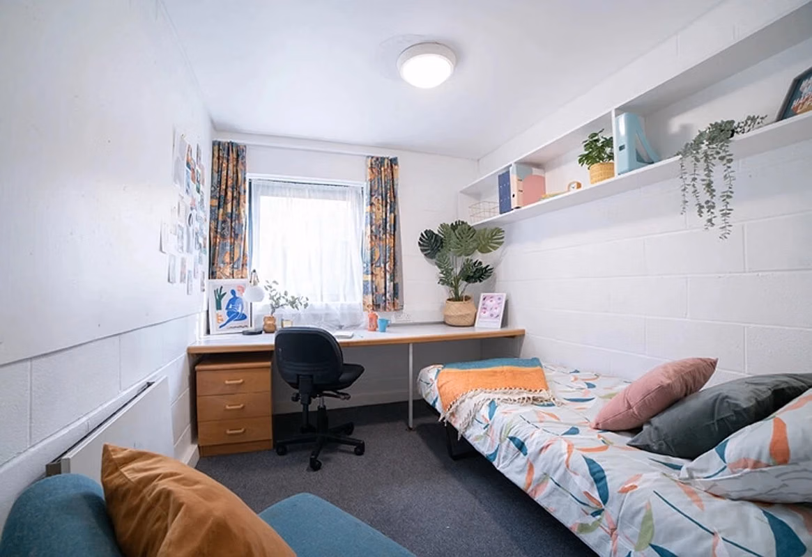 Southlands, London - London, England, United Kingdom - Amenities