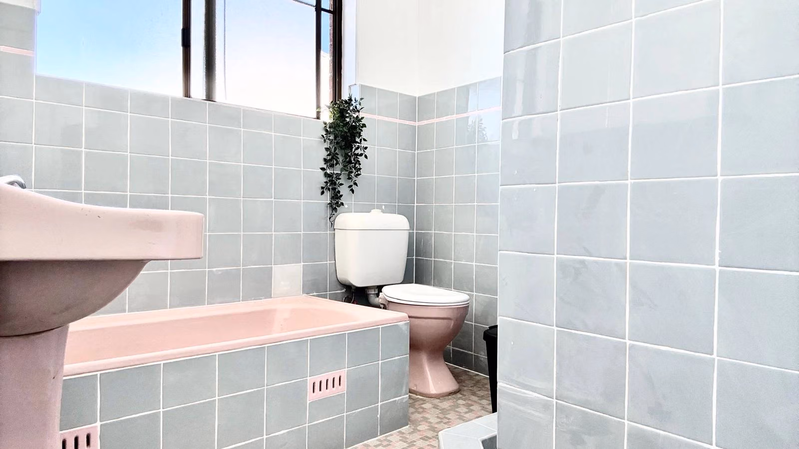 Room 3 - Bathroom?w=400&h=260&fit=crop&q=40&auto=format&trim=auto