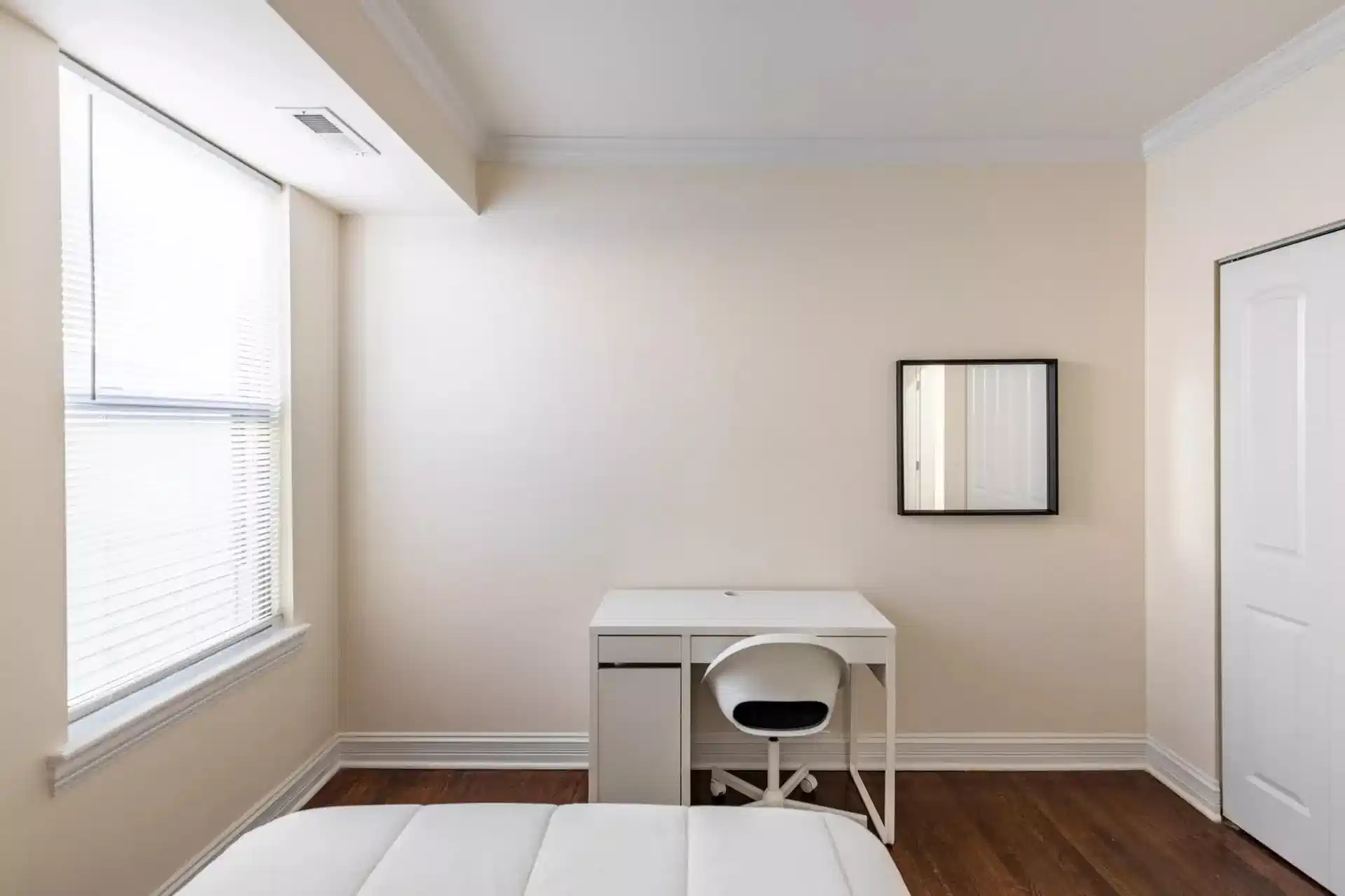 Common Area?w=400&h=260&fit=crop&q=40&auto=format&trim=auto