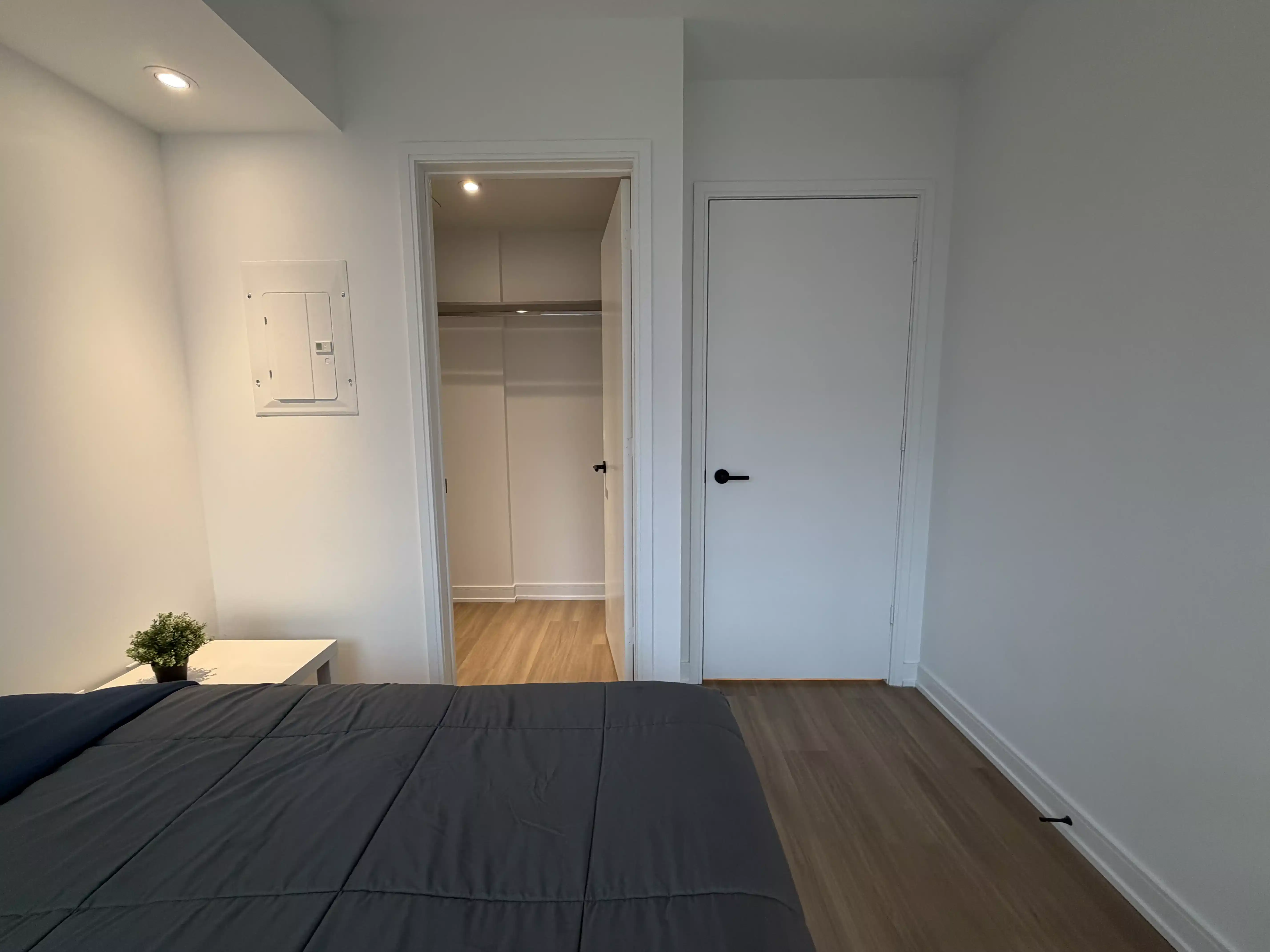 Standard Room - Amenities?w=400&h=260&fit=crop&q=40&auto=format&trim=auto