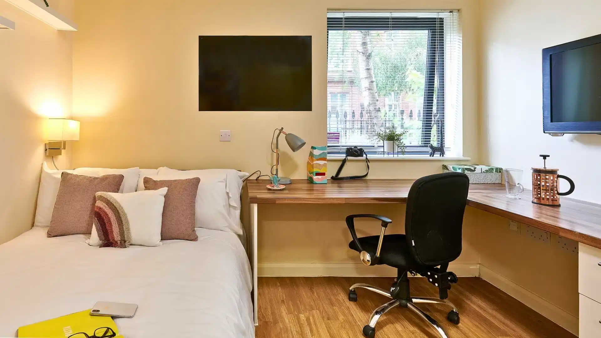 Common Area?w=400&h=260&fit=crop&q=40&auto=format&trim=auto