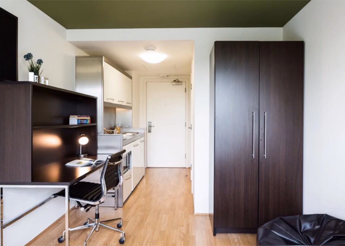 Common Area?w=400&h=260&fit=crop&q=40&auto=format&trim=auto