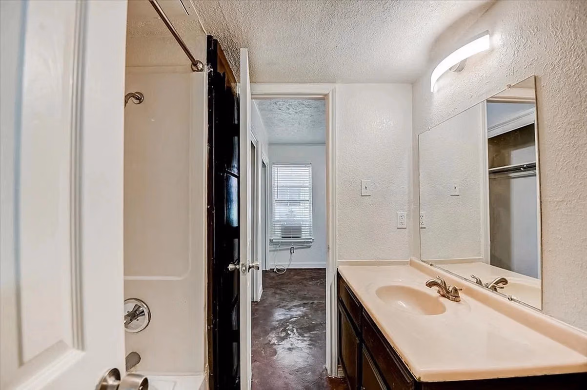 Starlite, Denton - Denton, Texas, United States - Bathroom