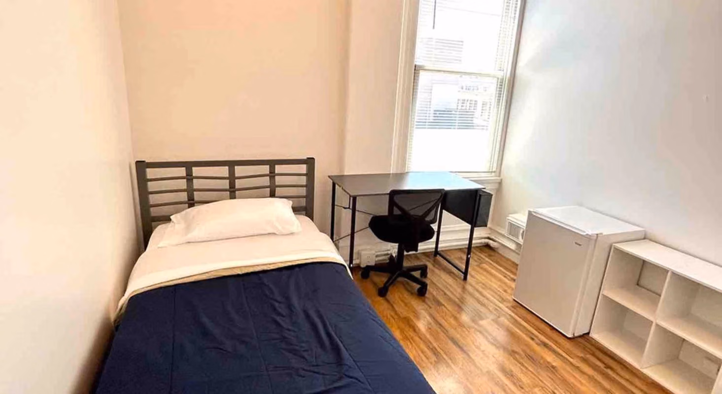 Exterior?w=400&h=260&fit=crop&q=40&auto=format&trim=auto