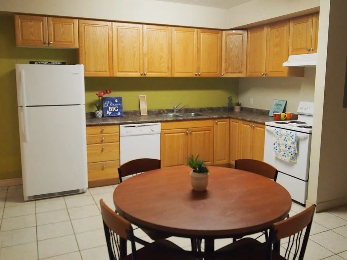 Common Area?w=400&h=260&fit=crop&q=40&auto=format&trim=auto