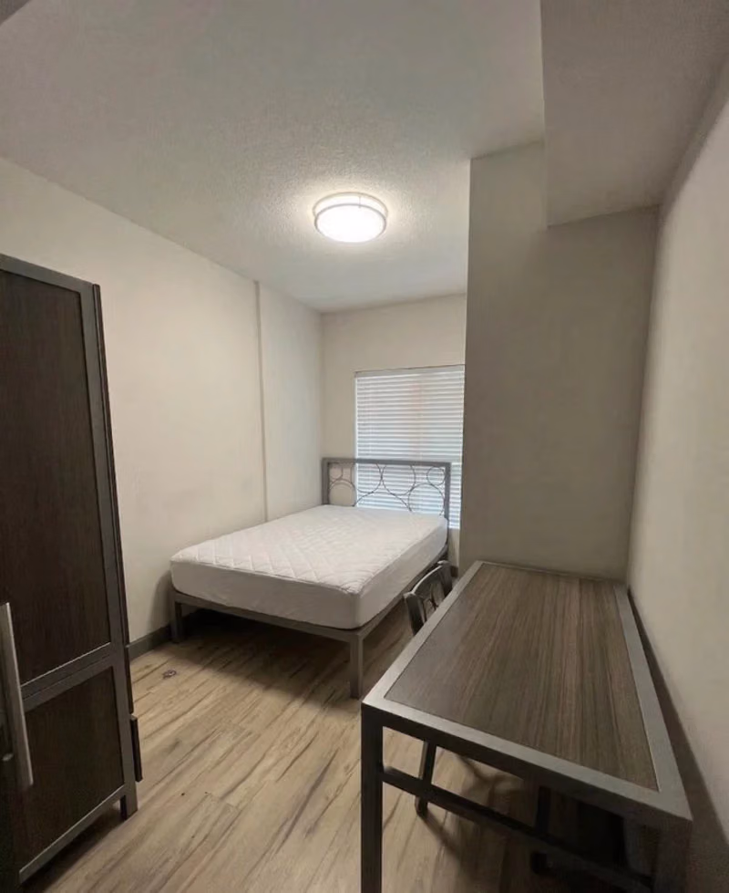 Bedroom?w=400&h=260&fit=crop&q=40&auto=format&trim=auto