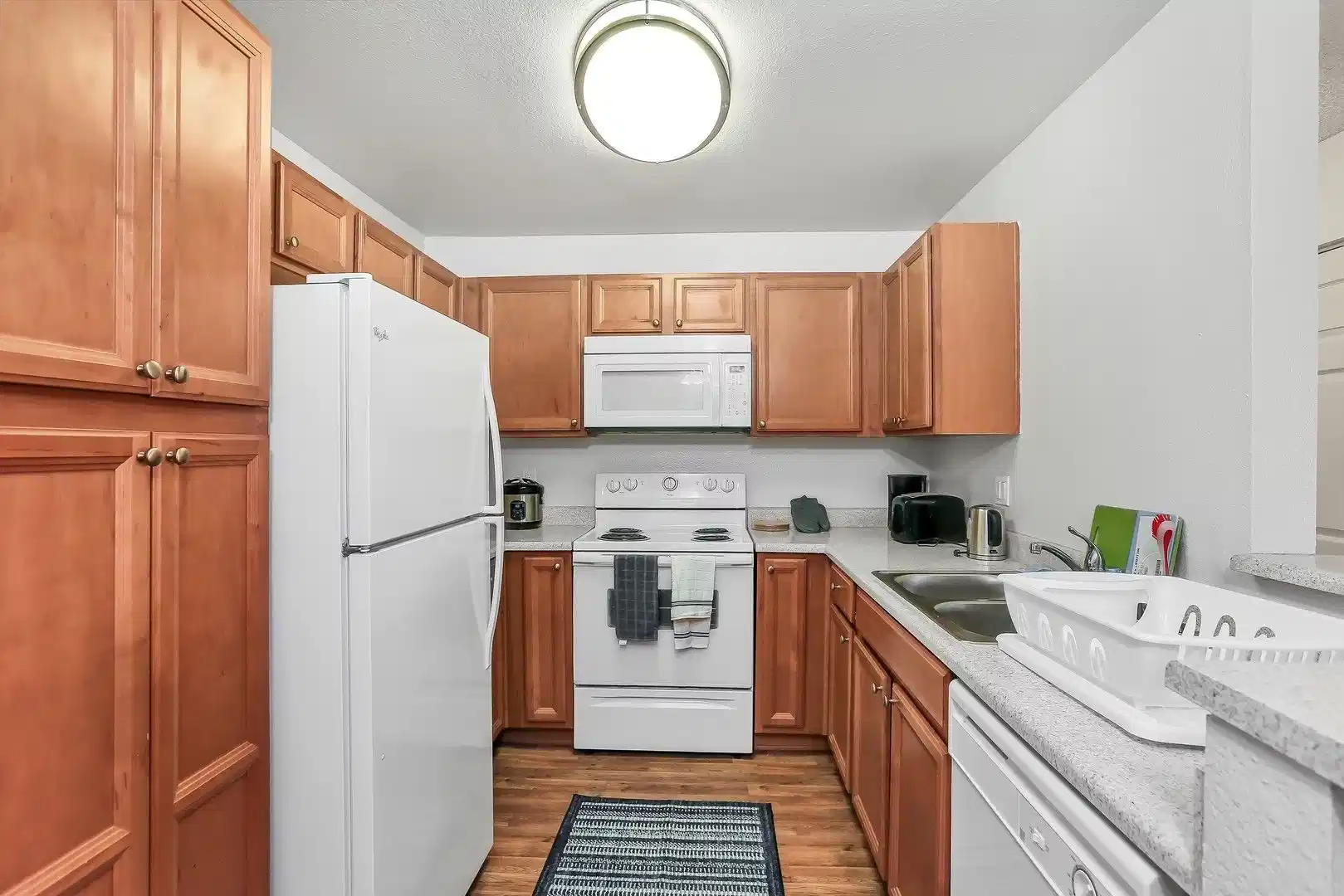 Amenities?w=400&h=260&fit=crop&q=40&auto=format&trim=auto