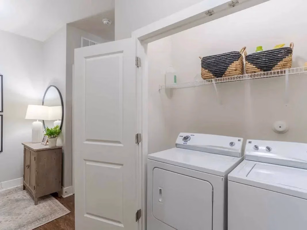 Yugo Charlotte College Downs, Charlotte - Charlotte, North Carolina, United States - Amenities