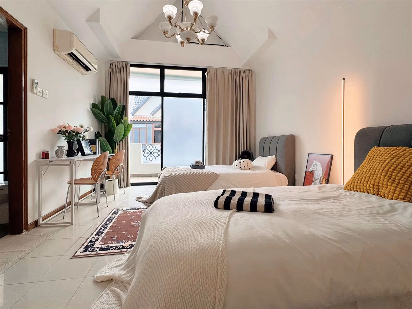 Deluxe Single Room - Shared Bathroom - Bay Window - Bedroom?w=400&h=260&fit=crop&q=40&auto=format&trim=auto