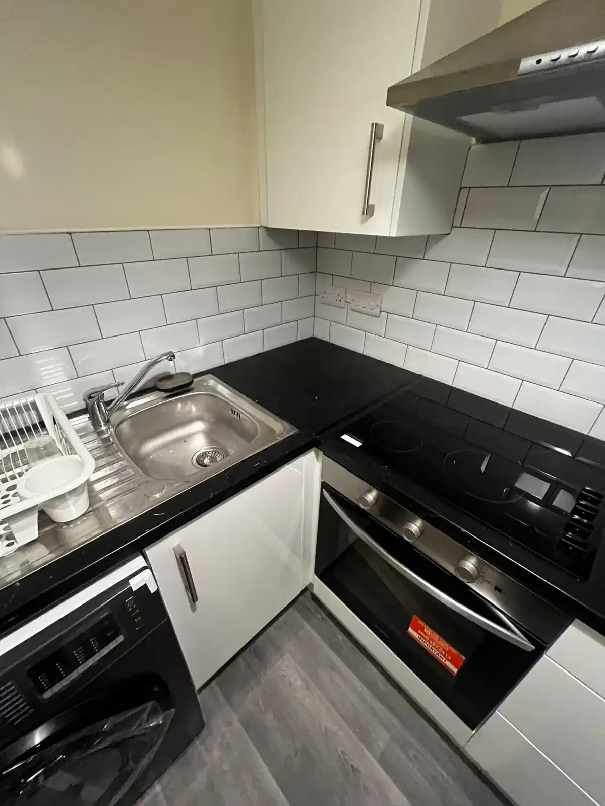 Room in a 2 Bedroom Apartment, 16 Emmet Lodge, Emmet Court, Dublin 8 D08 EY83 - Dublin, Ireland - Kitchen