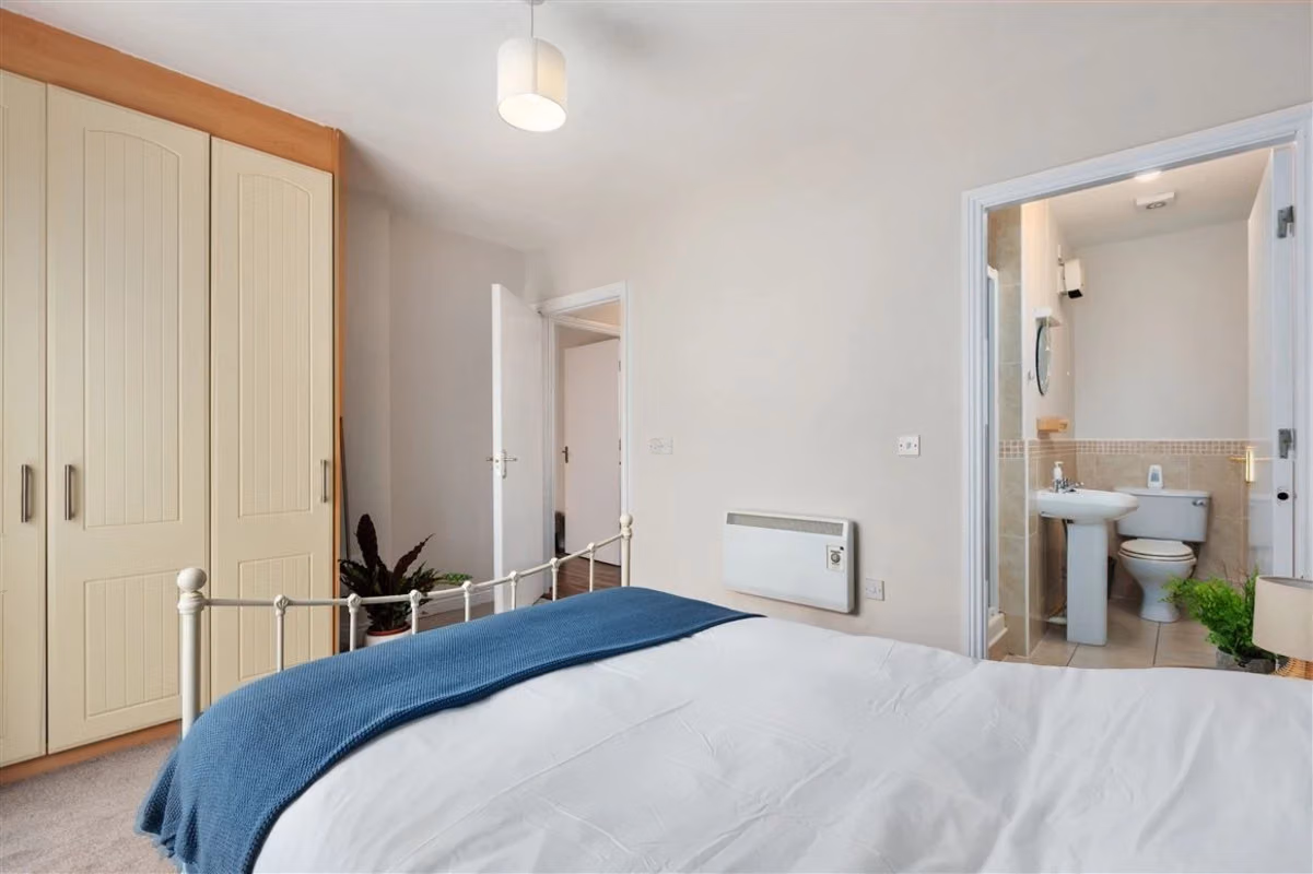 Bathroom?w=400&h=260&fit=crop&q=40&auto=format&trim=auto