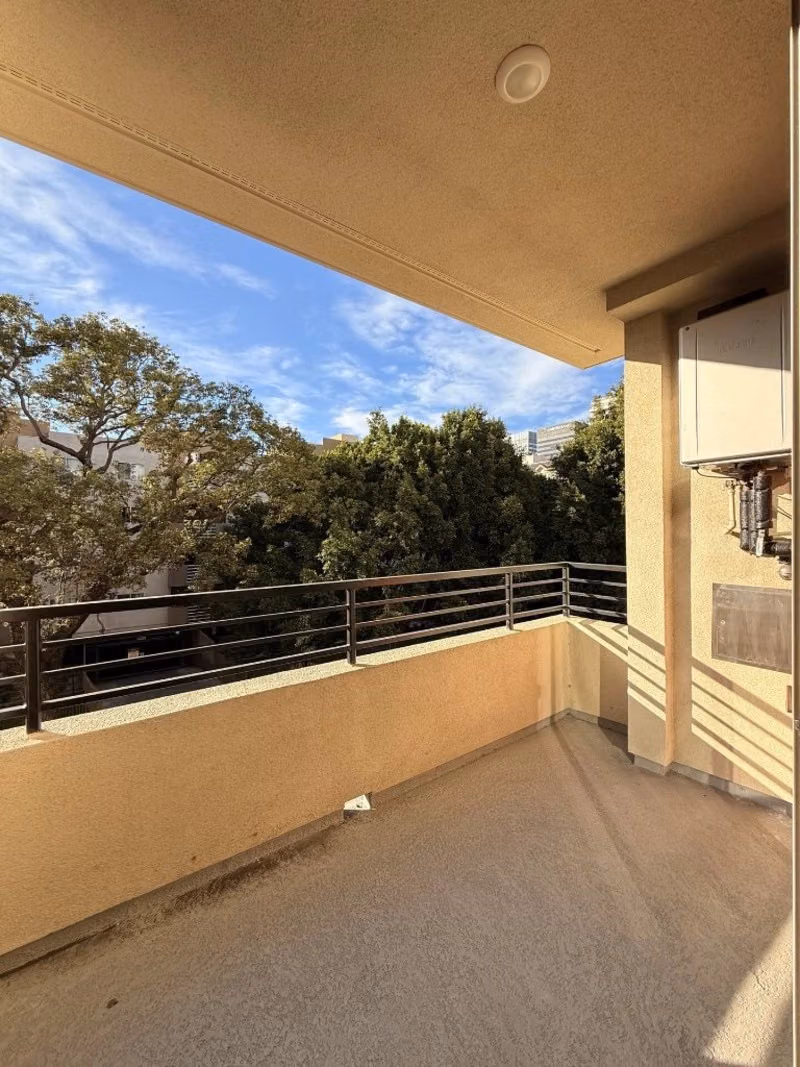 Common Area?w=400&h=260&fit=crop&q=40&auto=format&trim=auto