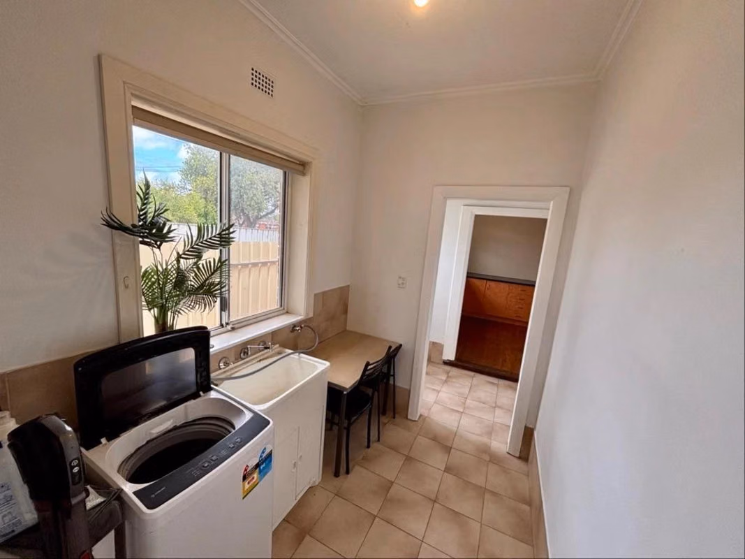 Room in a 5 Bedroom Apartment, 18A High Avenue, Clearview, Australia SA 5085 - Adelaide, South Australia, Australia - Amenities
