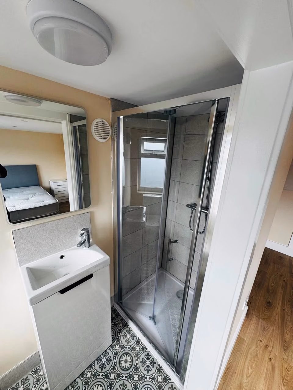 Bathroom?w=400&h=260&fit=crop&q=40&auto=format&trim=auto