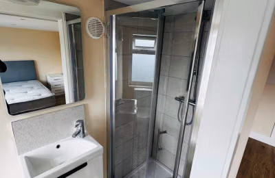 Bathroom?w=400&h=260&fit=crop&q=40&auto=format&trim=auto