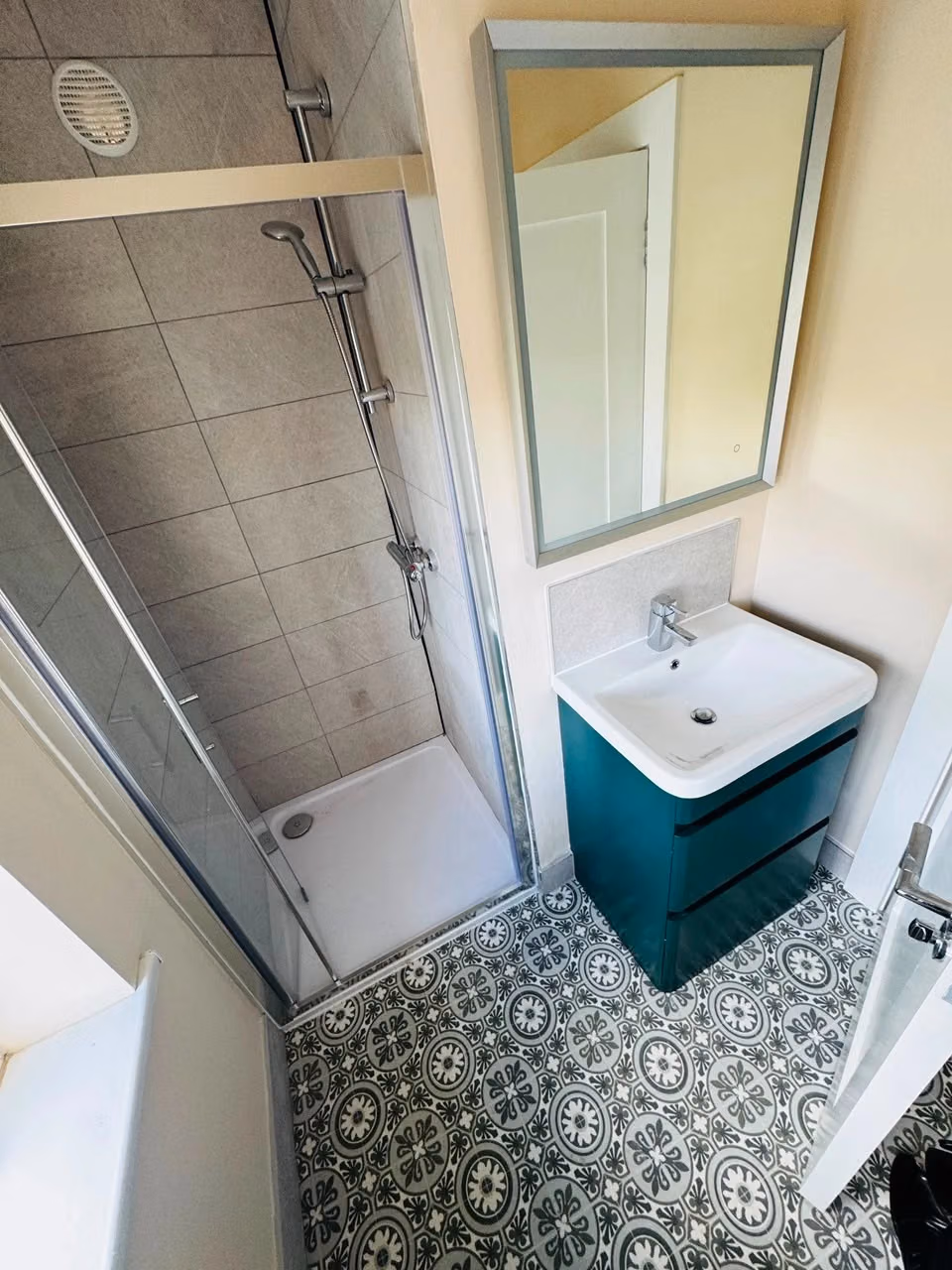 Room in a 4 Bedroom Apartment, 96 A St Maelruan's Park, Tallaght, Dublin 24, D24 WTR6 - Dublin, Ireland - Bathroom