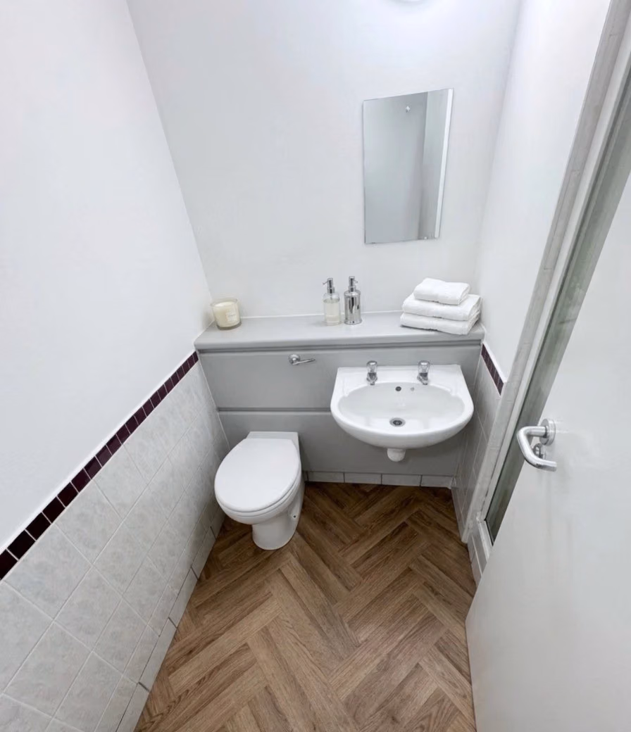 4 Bedroom 2 Bathroom Apartment - Amenities?w=400&h=260&fit=crop&q=40&auto=format&trim=auto