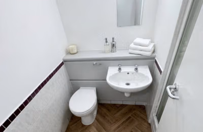 Room in a 4 Bedroom Apartment, Apartment 55, North Quay Place, Pope's Quay Street, Cork, T23 RX48 - Cork, Ireland - Bathroom