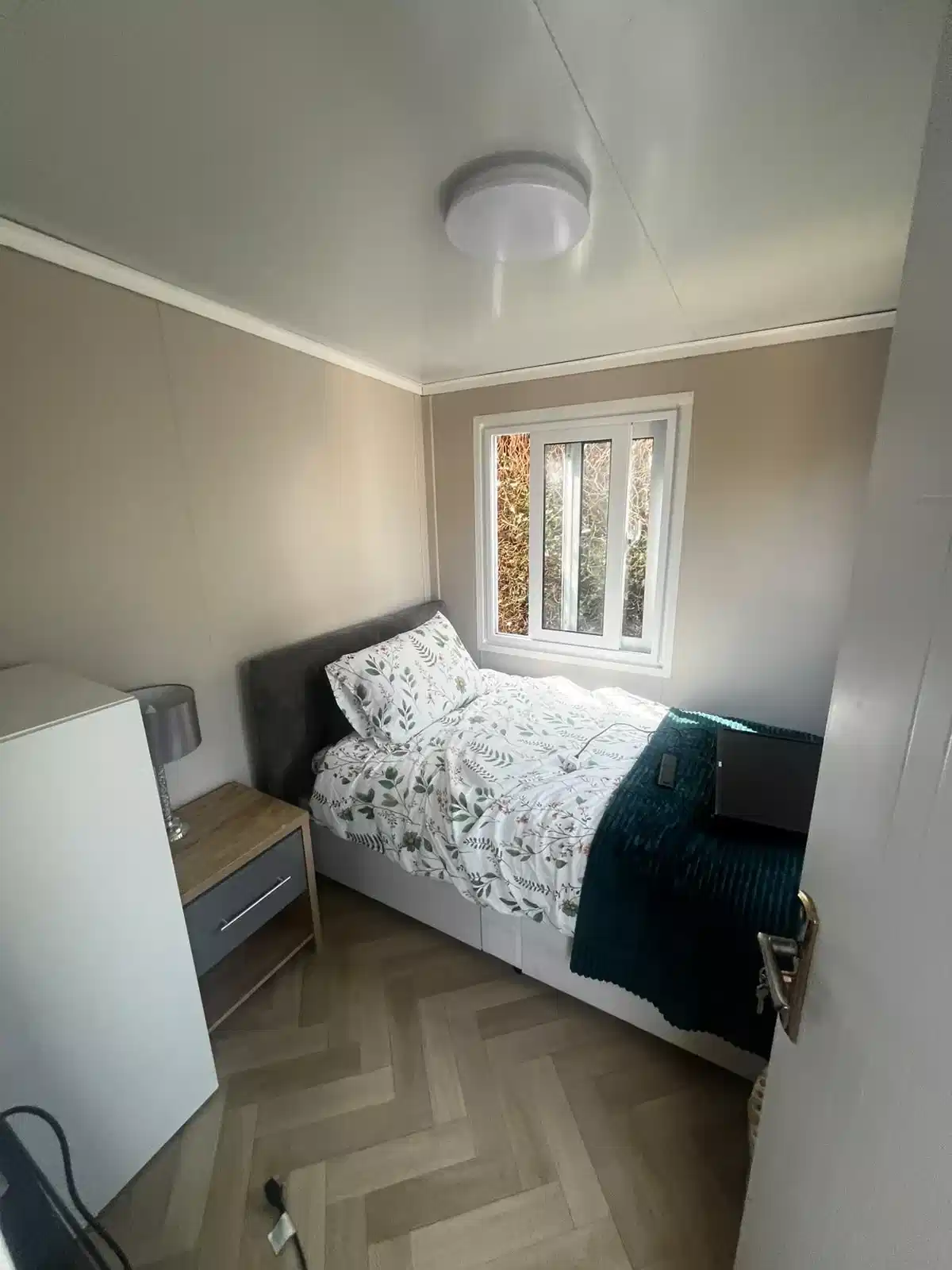 Bedroom?w=400&h=260&fit=crop&q=40&auto=format&trim=auto