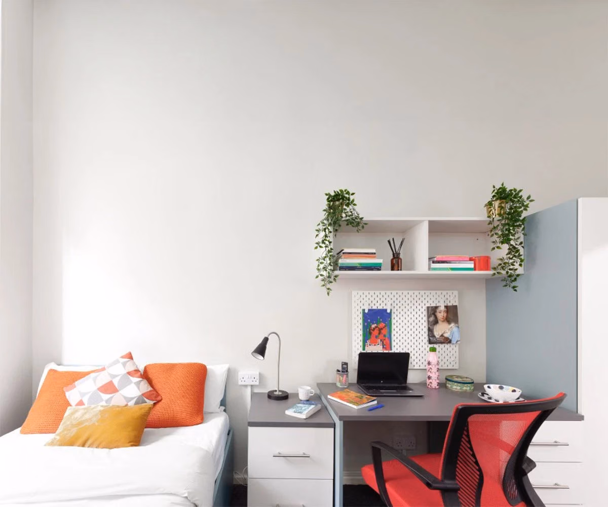 Common Area?w=400&h=260&fit=crop&q=40&auto=format&trim=auto