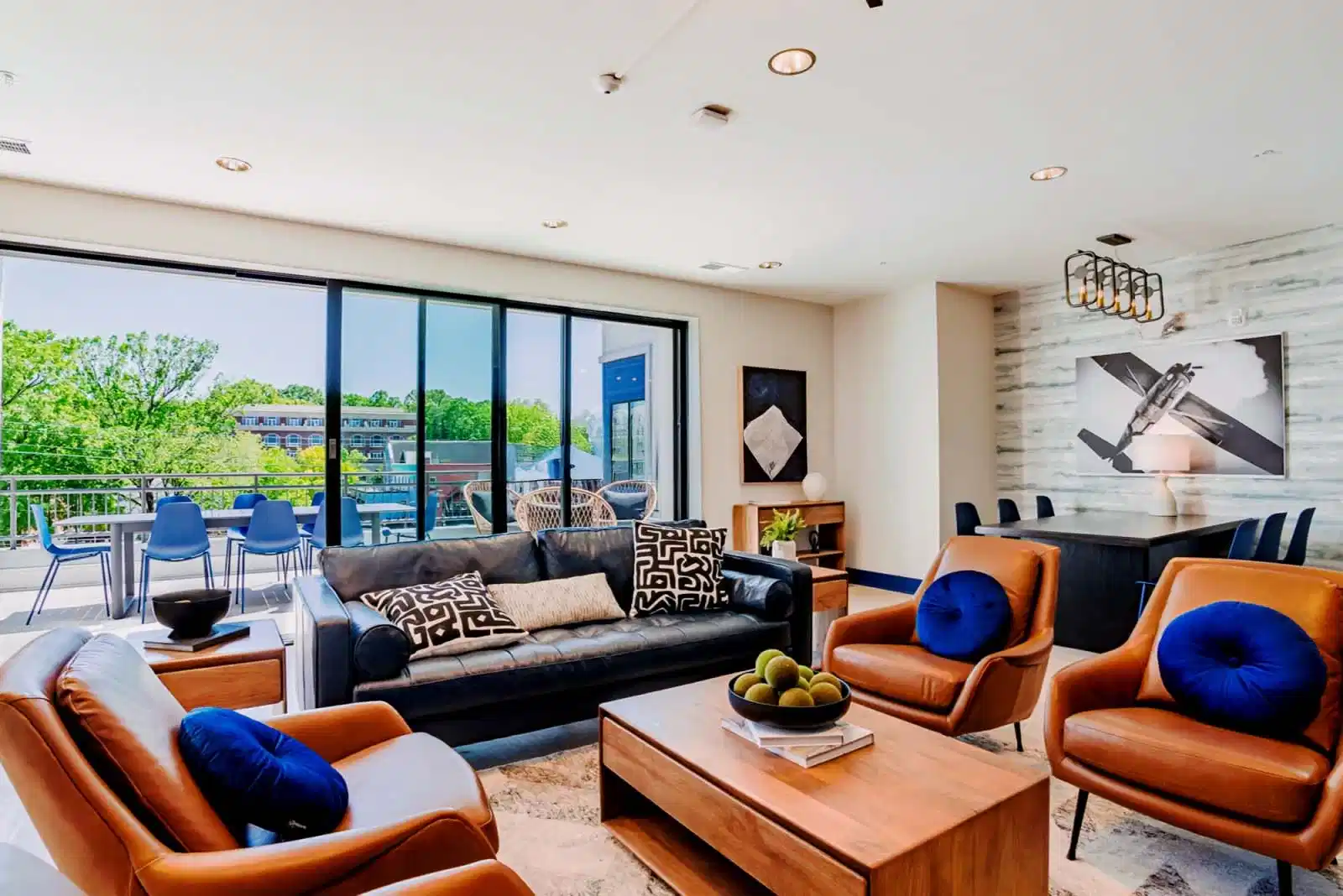 Exterior?w=400&h=260&fit=crop&q=40&auto=format&trim=auto